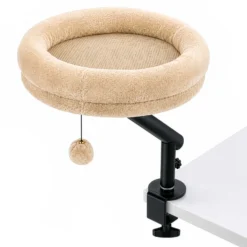 Fudajo Katzenbett für den Schreibtisch 40 x 40 cm beige belastbar bis 15 kg, Katzenliege mit Klemmsystem, Kuschelbett mit Plüsch und Spielball