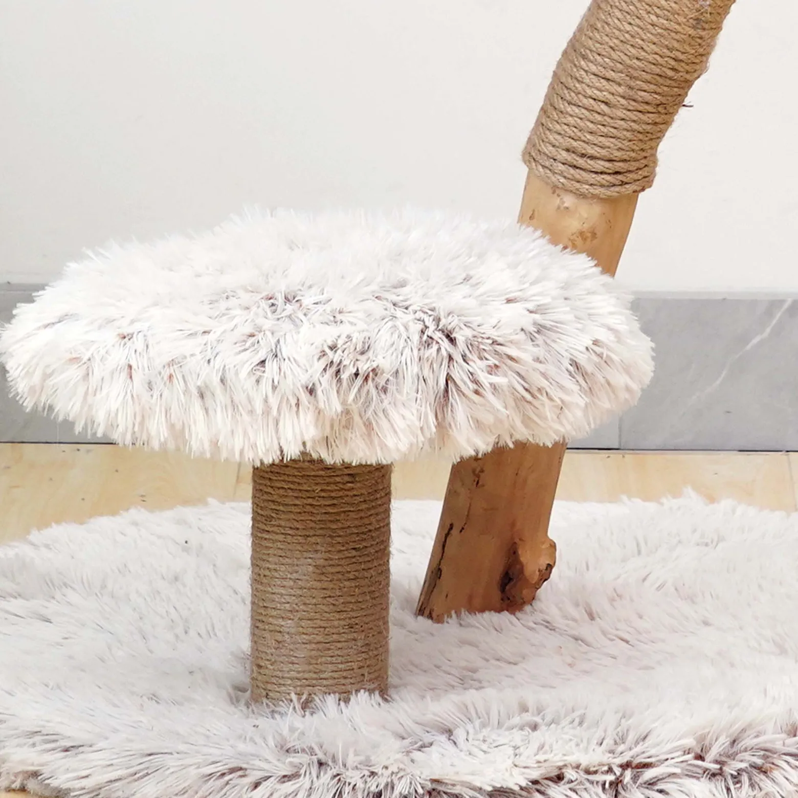 Fudajo Kratzbaum Zweigdesign mit Katzenkorb 83 cm hoch, Designer Katzenkratzbaum mit Liegekorb in Flecht-Optik, Katzenbaum aus Holz mit Plüsch
