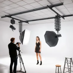 Walimex pro Deckenschienensystem 4 x 2,6 m Komplettset mit Schienen, 8 Deckenhaltern und 3 stufenlos ausziehbaren Scheren 40-215 cm bis zu 6 kg für effiziente Arbeit im Fotostudio freie Arbeitsfläche