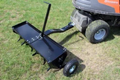 Wiltec Aerifizierer 90 cm für Aufsitzmäher, Rasenlüfter mit 7,6 cm Arbeitstiefe, Rasenbelüfter aus Stahl mit Kupplung für Rasentraktor