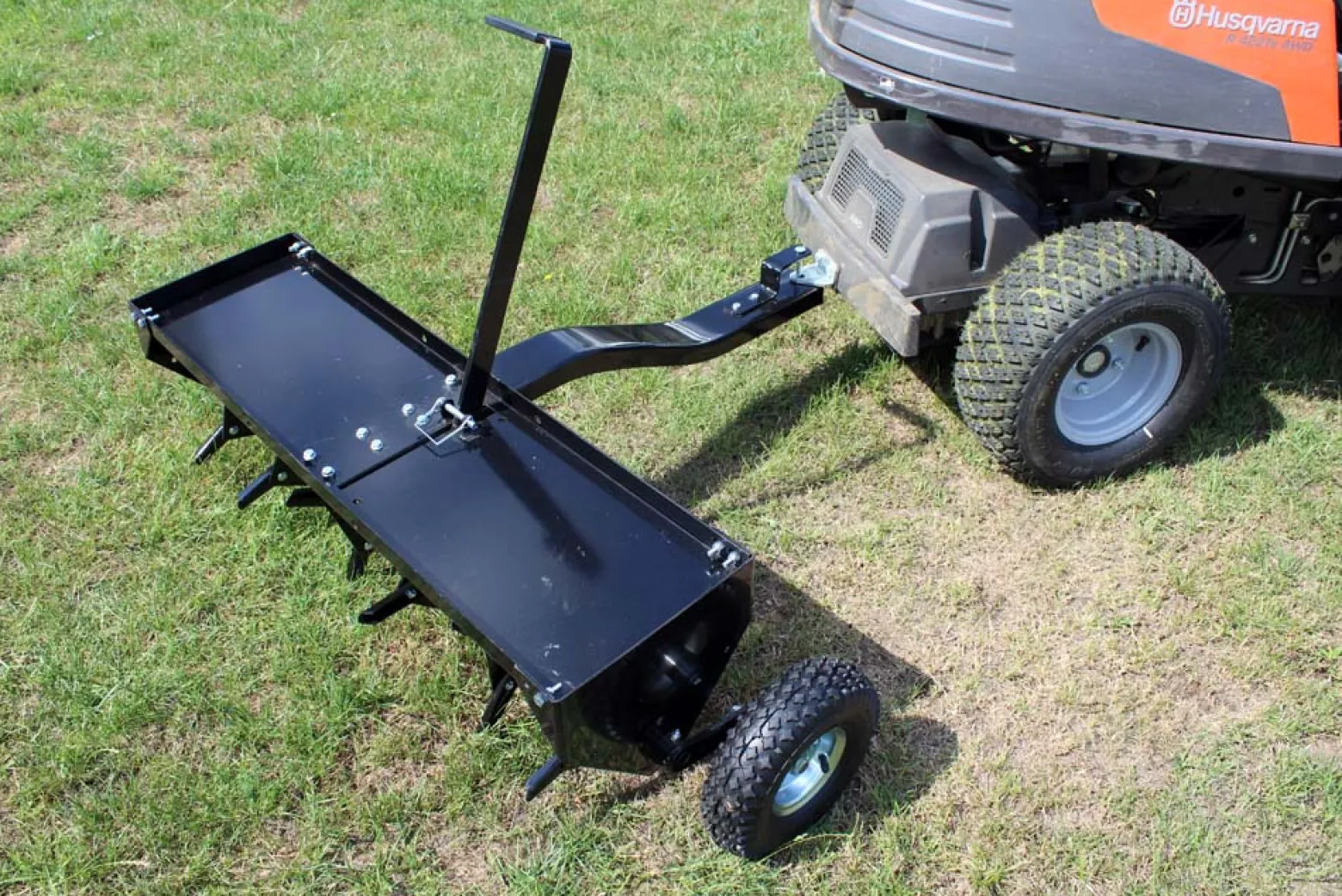 Wiltec Aerifizierer 90 cm für Aufsitzmäher, Rasenlüfter mit 7,6 cm Arbeitstiefe, Rasenbelüfter aus Stahl mit Kupplung für Rasentraktor