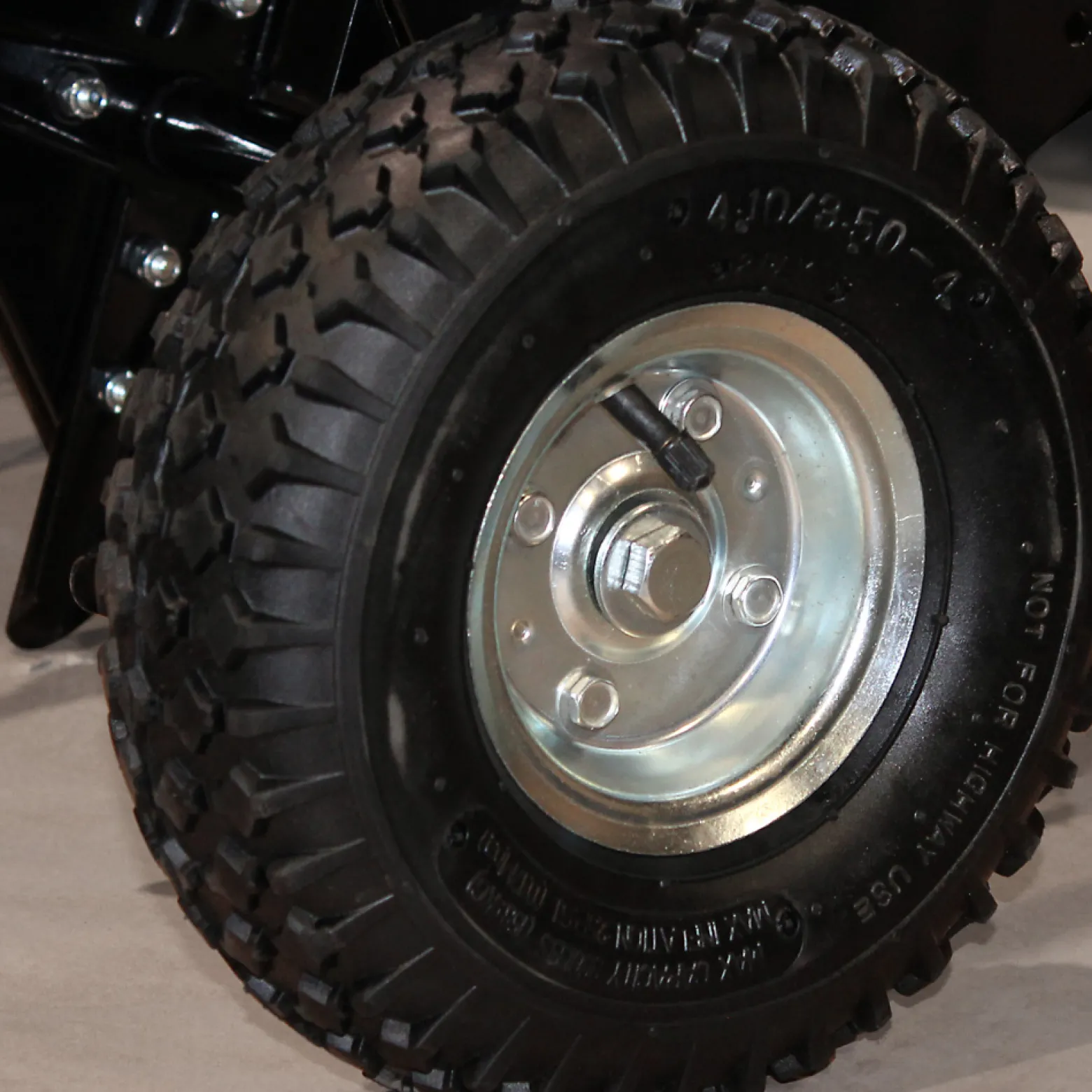 Wiltec Aerifizierer 90 cm für Aufsitzmäher, Rasenlüfter mit 7,6 cm Arbeitstiefe, Rasenbelüfter aus Stahl mit Kupplung für Rasentraktor