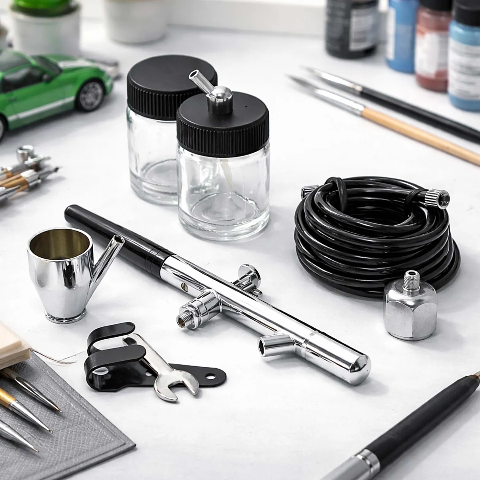 Wiltec Airbrush Pistole Typ 128 mit Double Action Funktion, Nadel und Düse Ø 0,35 mm, 3 Farbbecher, Adapter und Schlauch, für Modellbau, Nailart usw.