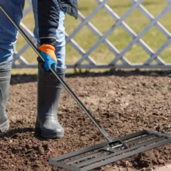 Wiltec Aluminium Rasenrakel 121,9 x 25,4 cm mit 2 m Stiel, Rasen Rakel Unebenheiten im Rasen ausgleichen, Leveler Gartengerät zum Rasen sanden