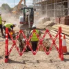 Wiltec ausziehbares Absperrgitter 200 cm aus Kunststoff, Scherengitter mit Reflektorband, Baustellenabsperrung befüllbar und faltbar, Absperrung für Verkehr