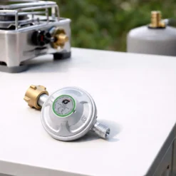Wiltec Druckminderer auf 50 mbar mit 1,5 m Propanschlauch für Gaszylinder mit Eingang Ø 1/14" / 21,8 mm LH Gasdruckregler Druckregler Gasregler Gasdruckminderer