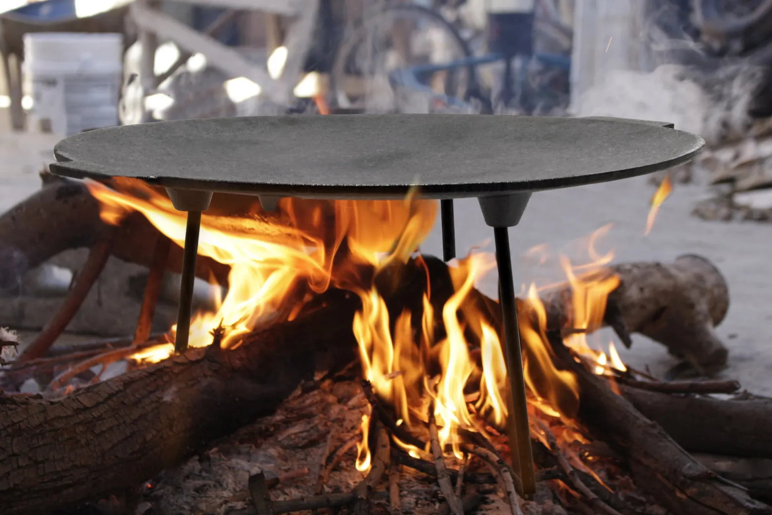 Wiltec Dutch Oven Grillplatte rund Ø44cm Höhe 44cm, Grillaufsatz mit 3 Beinen, Gusseisen mit Antihafteffekt