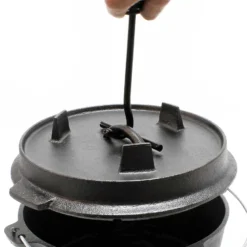 Wiltec Dutch Oven 3l mit Untersetzer und Deckelheber, Kochtopf aus Gusseisen für Lagerfeuer und Camping