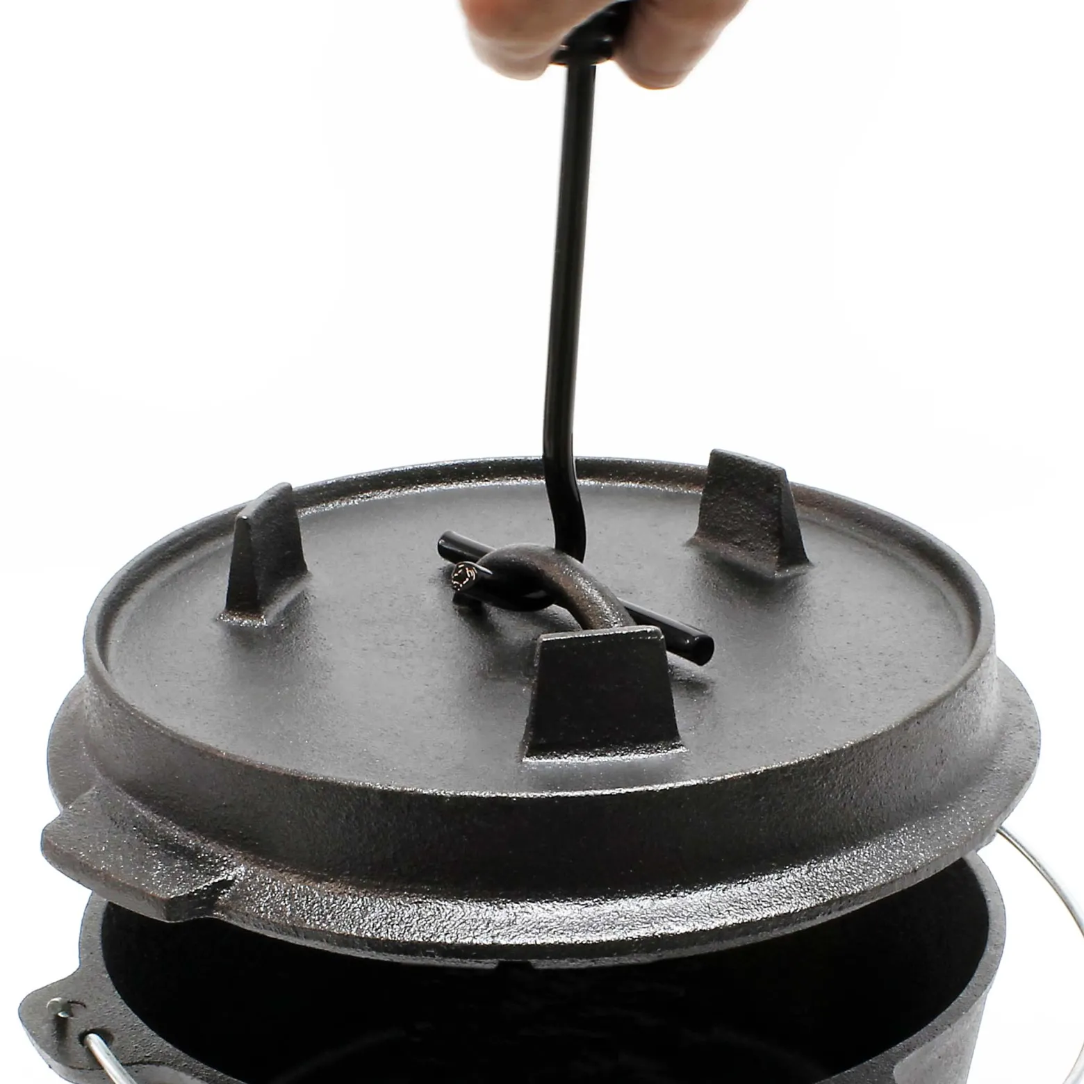 Wiltec Dutch Oven 8l mit Untersetzer und Deckelheber, Kochtopf aus Gusseisen für Lagerfeuer und Camping