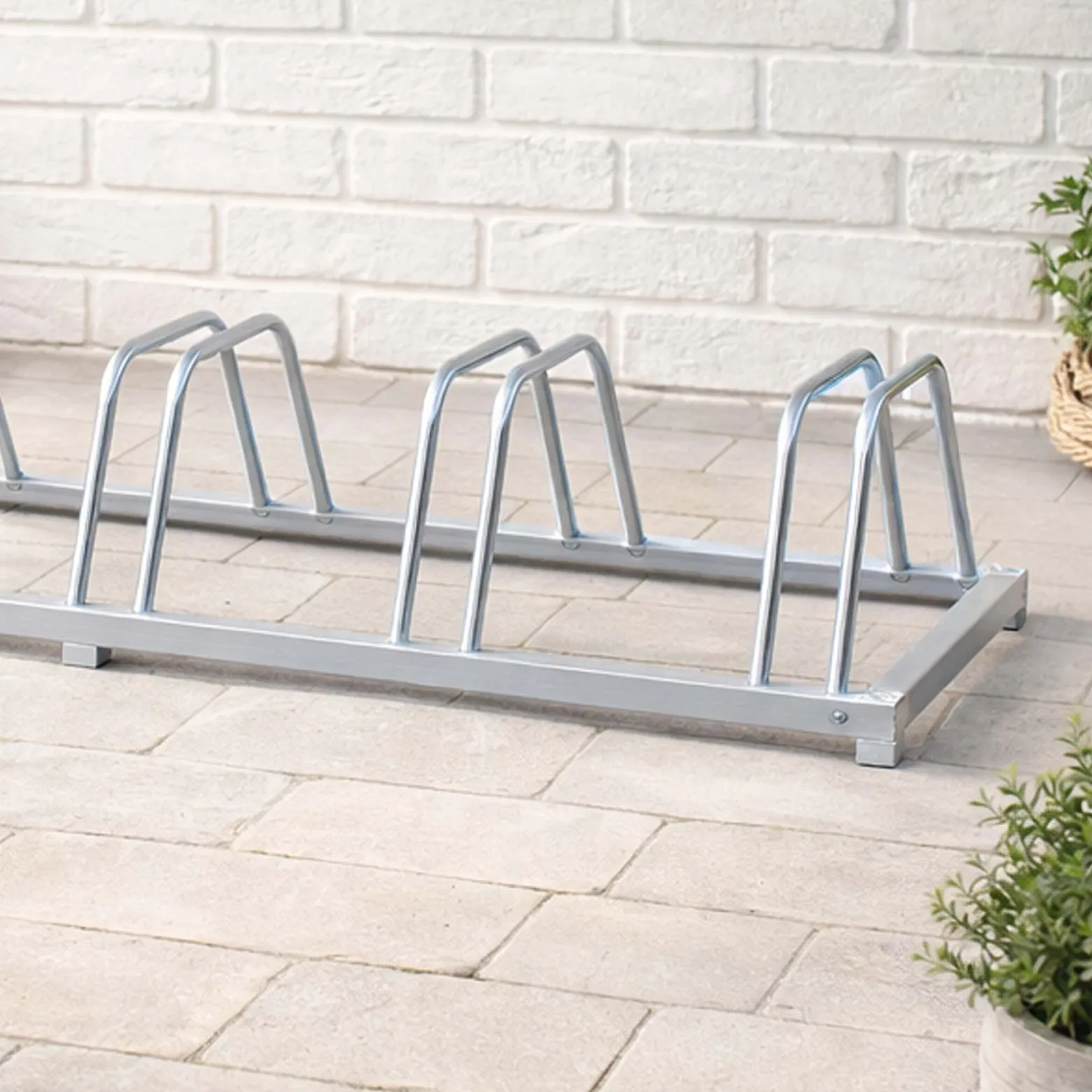 Wiltec Fahrradständer für 4 Fahrräder 124x39,5x19,5cm aus verzinktem Stahl und für Wandmontage geeignet Reihenparker Fahrradbügel