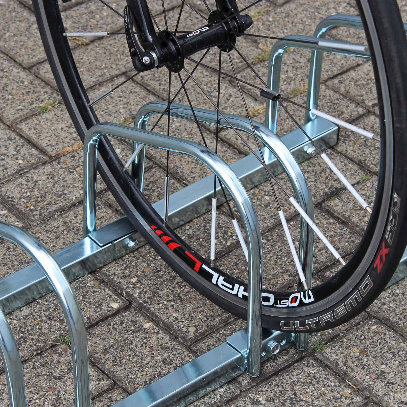 Wiltec Fahrradständer für 4 Fahrräder 95x33x27cm aus verzinktem Stahl und für Wandmontage geeignet Reihenparker Fahrradbügel