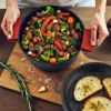 Wiltec 2in1 Dutch Oven 32 x 26 x 16 cm Grilltopf aus Gusseisen, Schmortopf plus Deckel, Feuertopf inkl. Topfgestell, Deckelhalter und Griffe