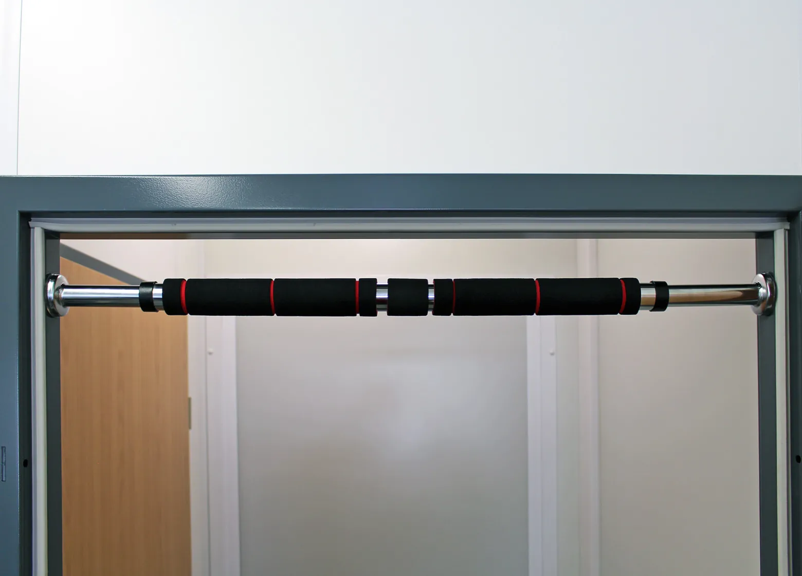 Wiltec Klimmzugstange aus Stahl, max. 100 kg, für Türrahmen 62-85 cm, Reckstange mit Softgrip, Turnstange, Türreck, Krafttraining