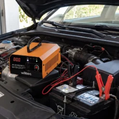 Wiltec Ladegerät 6-12 V, Batterieladegerät mit variabler Stromstärke 3–10A, 10-150 Ah für Autobatterie Kfz und Motorrad, intelligenter Lader mit LCD-Display und Tragegriff