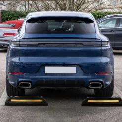 Wiltec Radstopper 56 x 15 x 10 cm, 2x Einparkhilfe aus Gummi, Parkplatzbegrenzung mit gelben Reflexionsstreifen & Schraubrillen, Parkplatzsperre für Garage