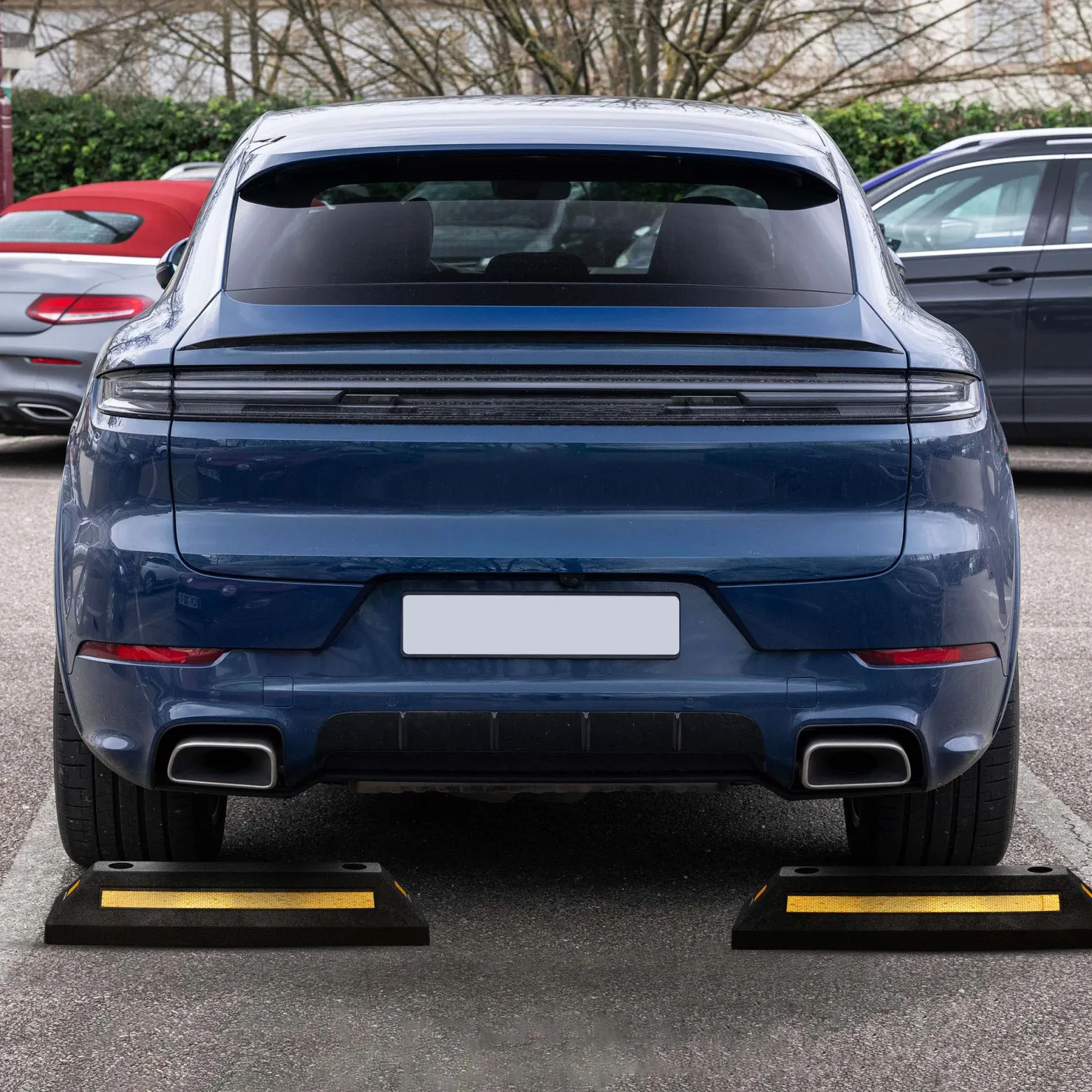 Wiltec Radstopper 56 x 15 x 10 cm, 2x Einparkhilfe aus Gummi, Parkplatzbegrenzung mit gelben Reflexionsstreifen & Schraubrillen, Parkplatzsperre für Garage