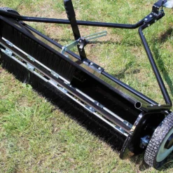 Wiltec Rasenkehrmaschine mit 96 cm Kehrbreite, Rasenkehrer für Aufsitzmäher, Laubsammler mit 340 l Auffangnetz Laubkehrmaschine für Rasentraktor