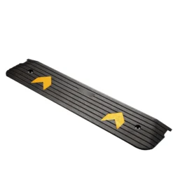 Wiltec Schwellenrampe bis 50 t, Rampe aus robustem Gummi 1130 x 240 x 25 mm, gelbe Reflexionsbänder und Schraubrillen, Auffahrrampe für Pkw, Motorrad, Rollstuhl oder Lkw