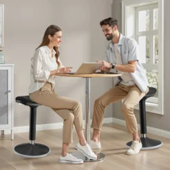 Wiltec Sitz- & Stehhocker schwarz, Drehhocker höhenverstellbar bis 82 cm, Polsterhocker bis 135 kg, moderner Hocker drehbar für Büro und Homeoffice