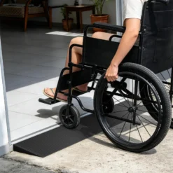 Wiltec Türschwellenrampe 900x150x20 mm für Rollstuhl & Rollator, schwarz, Rollstuhlrampe aus Vollgummi, rutschfeste Oberfläche, Bordsteinrampe kürzbar
