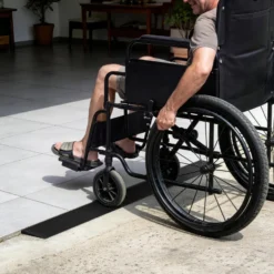 Wiltec Türschwellenrampe 900x140x15 mm für Rollstuhl & Rollator, schwarz, Rollstuhlrampe aus Vollgummi, rutschfeste Oberfläche, Bordsteinrampe kürzbar