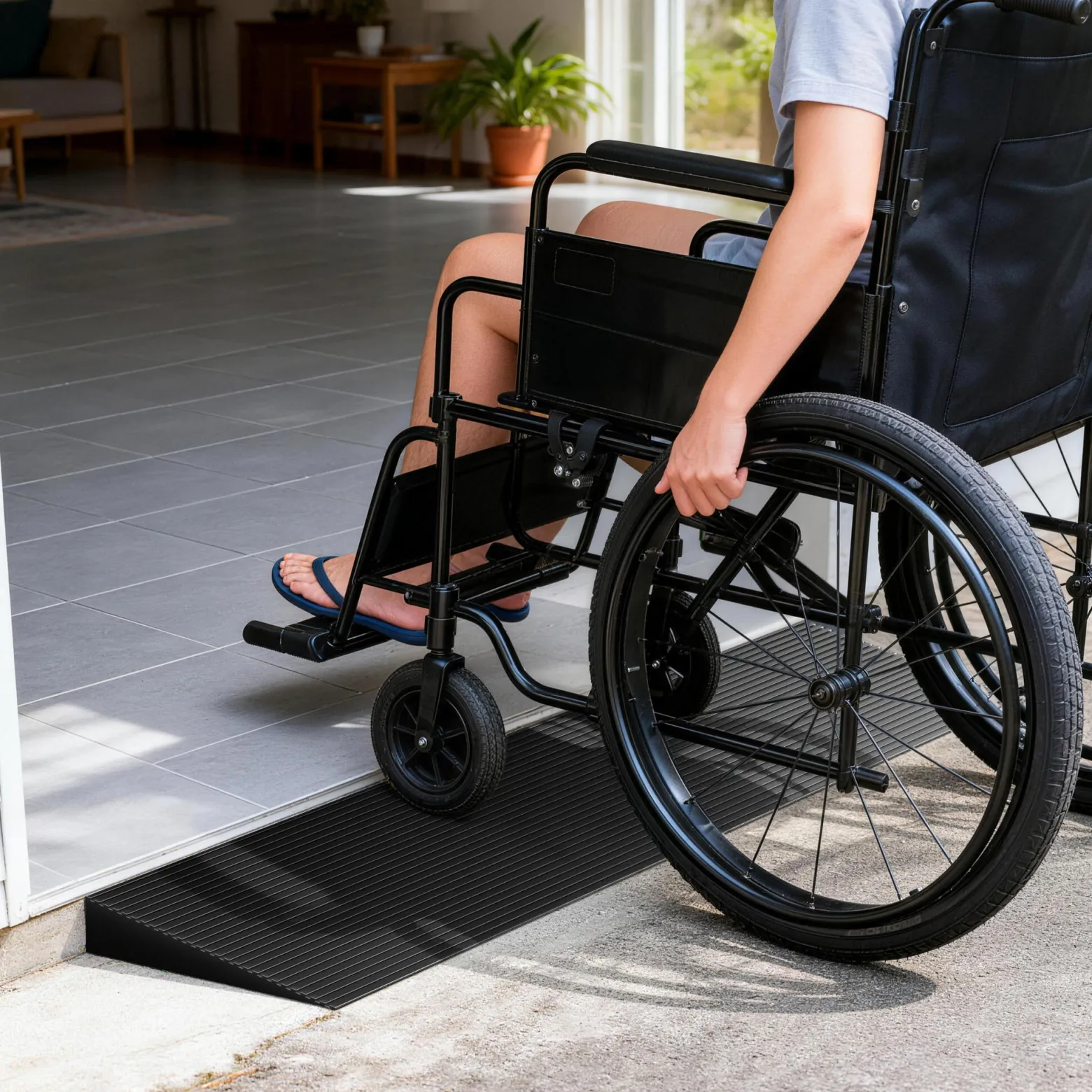 Wiltec Türschwellenrampe 900x200x30 mm für Rollstuhl & Rollator, schwarz, Rollstuhlrampe aus Vollgummi, rutschfeste Oberfläche, Bordsteinrampe kürzbar