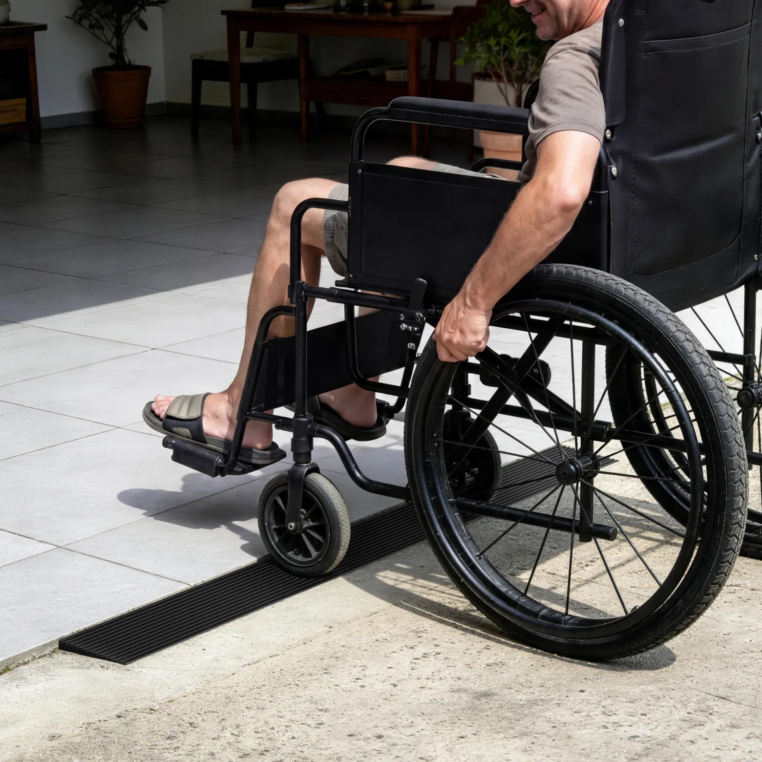 Wiltec Türschwellenrampe 900x80x8 mm für Rollstuhl & Rollator, schwarz, Rollstuhlrampe aus Vollgummi, rutschfeste Oberfläche, Bordsteinrampe kürzbar