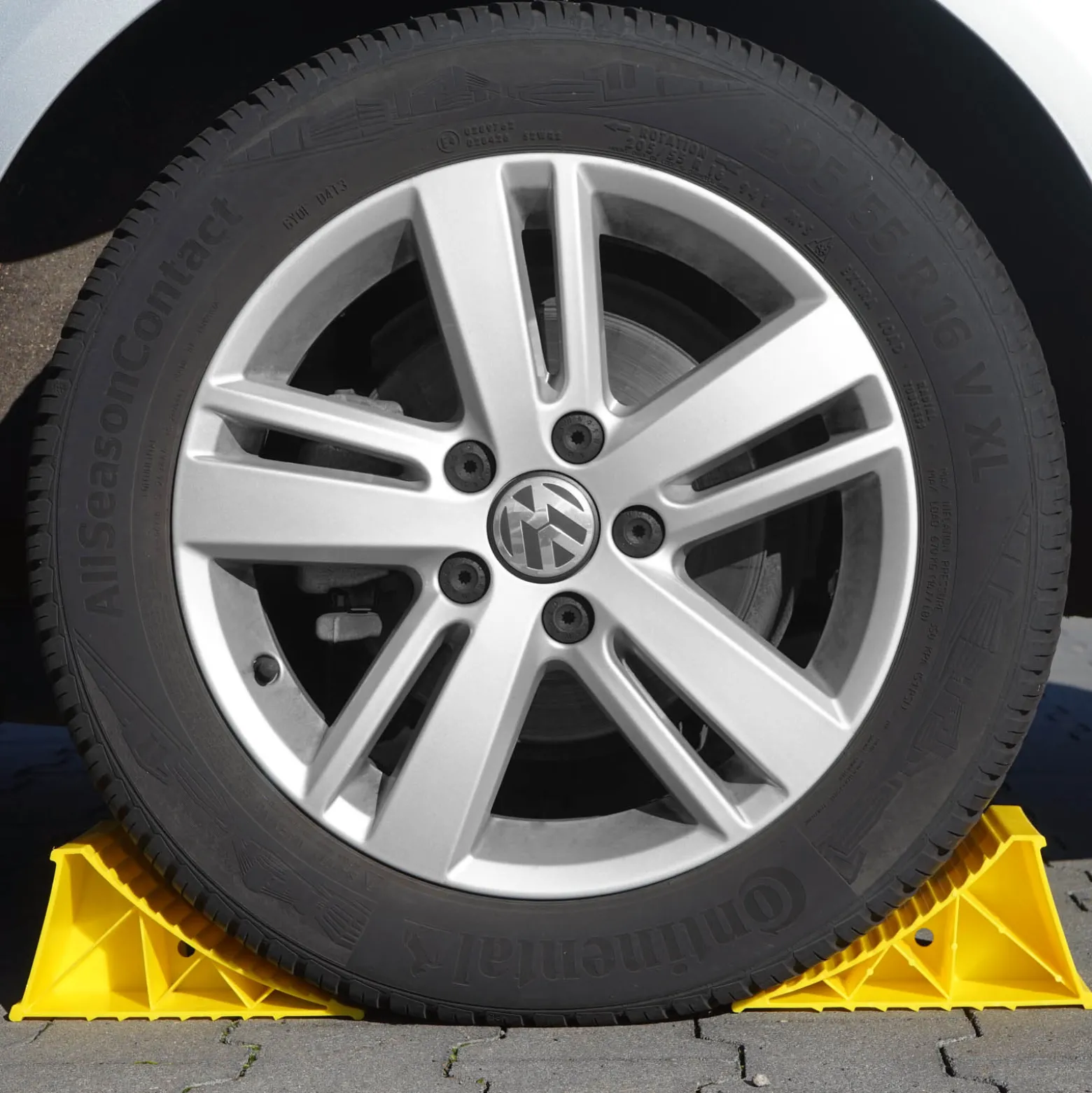 Wiltec Unterlegkeile Anhänger 2 Stück bis 2 t Unterlegkeile Wohnmobil 220x125x100 mm für Reifen bis 125 mm Breite, gelb, rutschfest