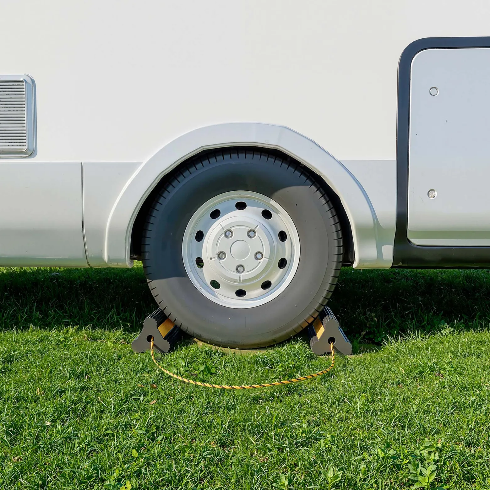 Wiltec Unterlegkeile für Anhänger mit Nylon Seil 207 x 115 x 105 mm, schwarz gelbe Bremskeile aus Gummi, Radkeile in Dreiecksform mit Reflexionsstreifen ideal für Wohnmobil, Wohnwagen, Pkw und Lkw