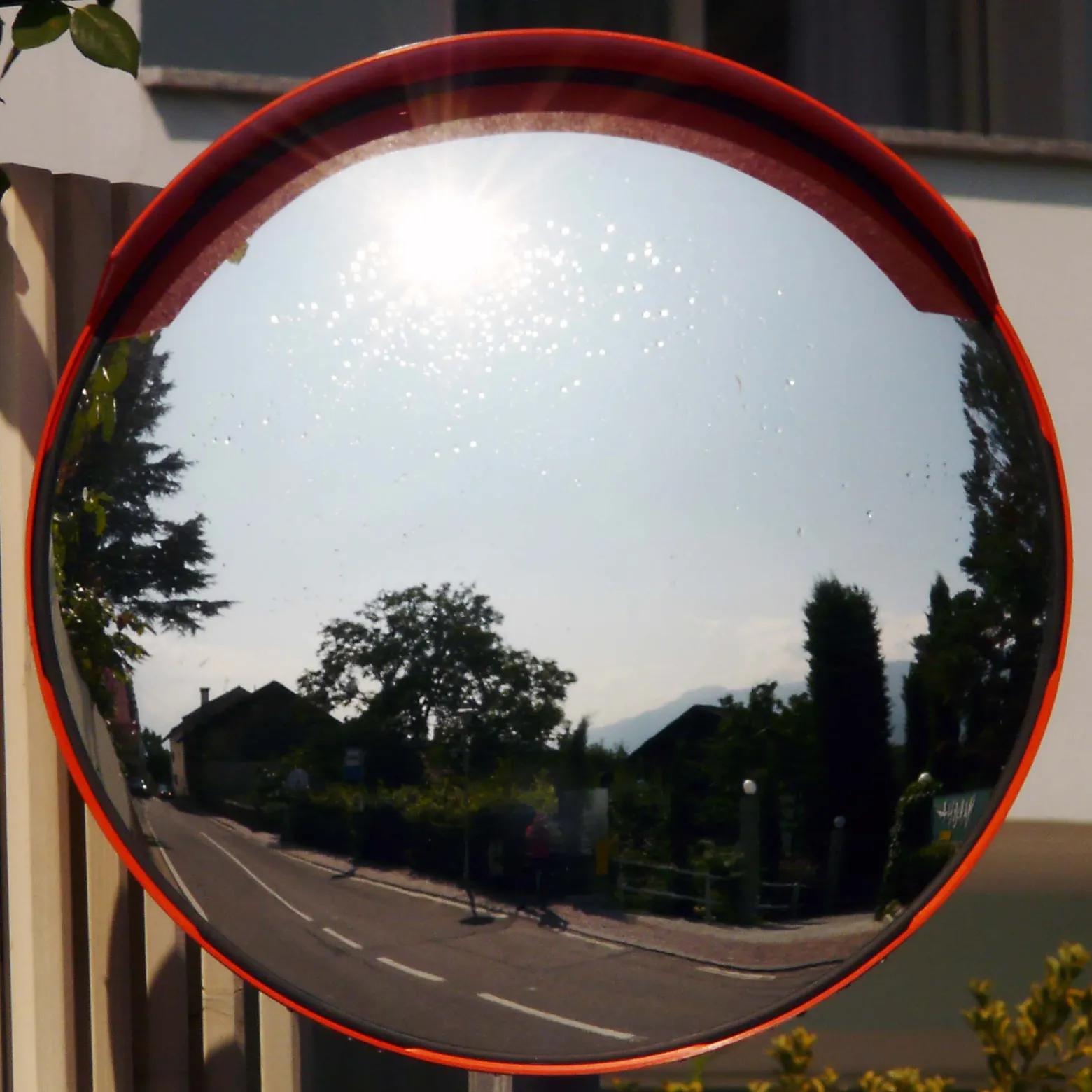 Wiltec Verkehrsspiegel 60 cm konvex mit Schutzhaube, runder Sicherheitsspiegel mit 160° Sichtfeld, Konvexspiegel aus Polycarbonat, Überwachungsspiegel für Ausfahrten inkl. Montagematerial