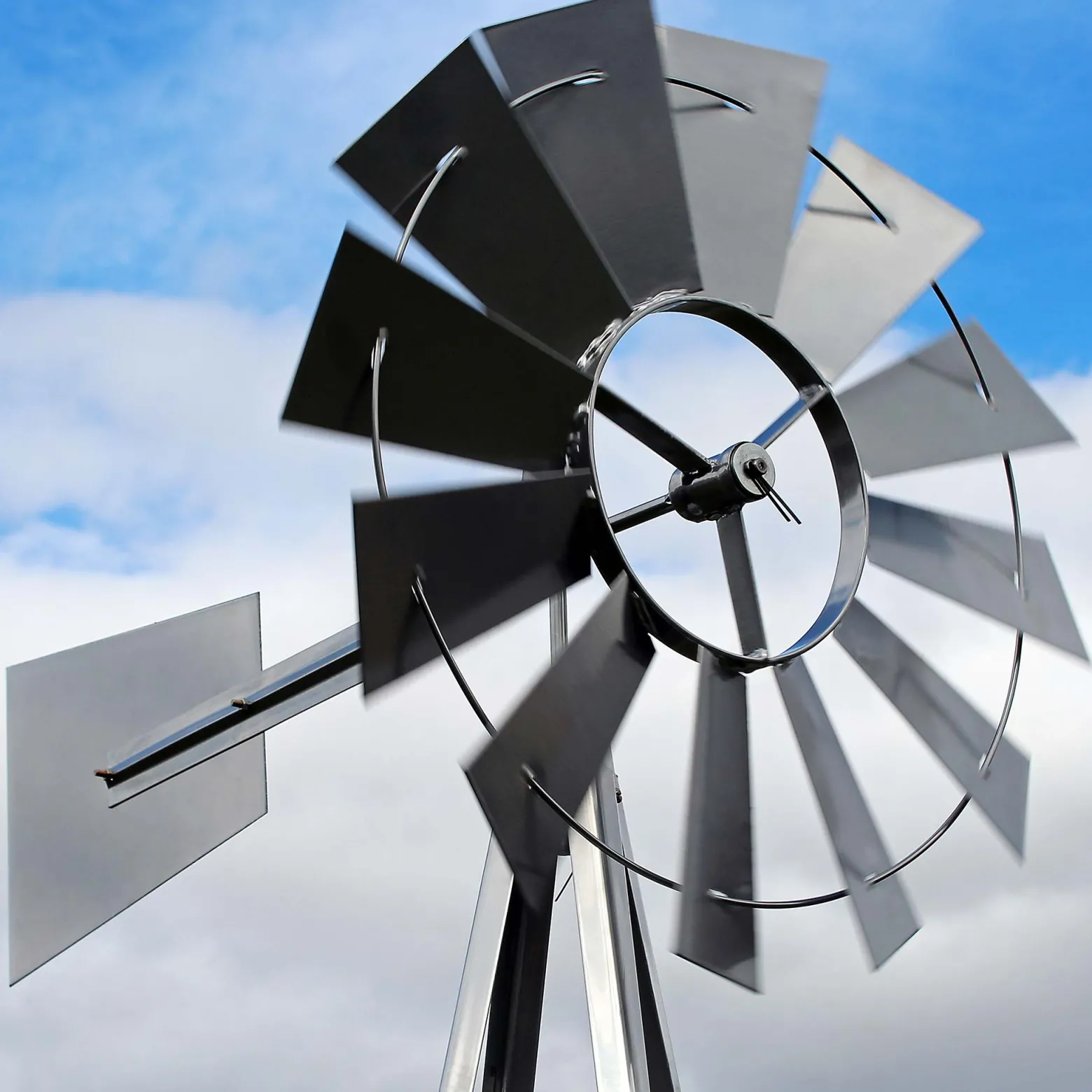 Wiltec Windrad mit 245 cm Höhe, Windmühle in Silberfarben, Windspiel im US-Design, Gartendeko mit kugelgelagertem Texasrad, Rankhilfe für Garten