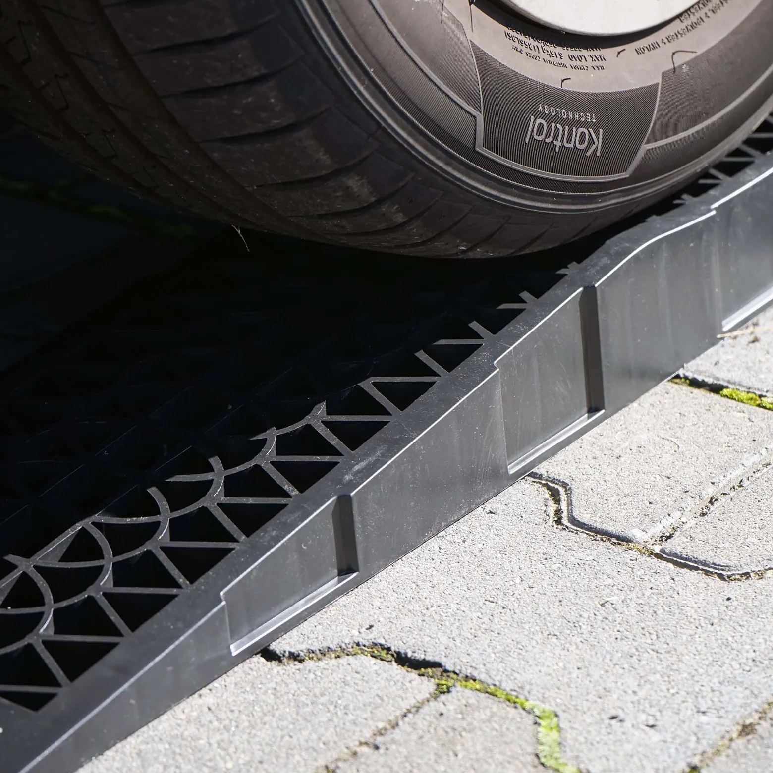 Wiltec 2x Auffahrrampe, 700x200x78 mm, extraflach, Kunststoff, 3 t, Autorampe Pkw Auto Kfz Rampe für Sportwagen und tiefergelegte Fahrzeuge