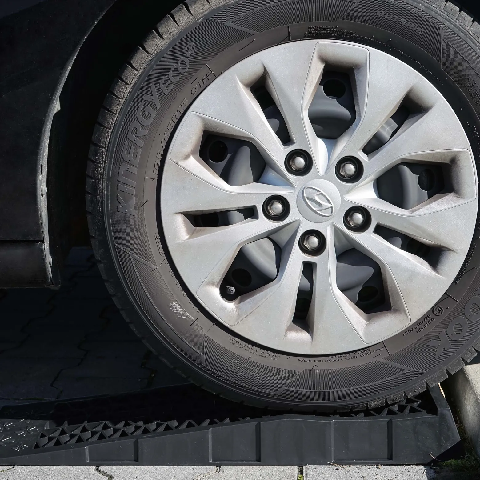 Wiltec 2x Auffahrrampe, 700x200x78 mm, extraflach, Kunststoff, 3 t, Autorampe Pkw Auto Kfz Rampe für Sportwagen und tiefergelegte Fahrzeuge