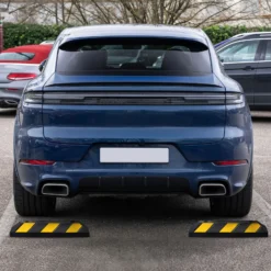 Wiltec 2x Radstopper mit Reflektoren 550 x 150 x 100 mm, Parkplatzbegrenzung aus Ebonite-Hartkautschuk, Einparkhilfe zur Bodenmontage, Überfahrschutz