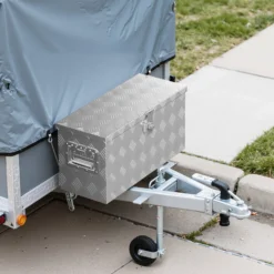 XPOtool Alu Kiste 60x25x30 cm mit Deckelüberstand verschließbar aus Aluminium Riffelblech, Truckbox, Werkzeugbox mit 2 Schlüsseln - Deichselbox Werkzeugkiste