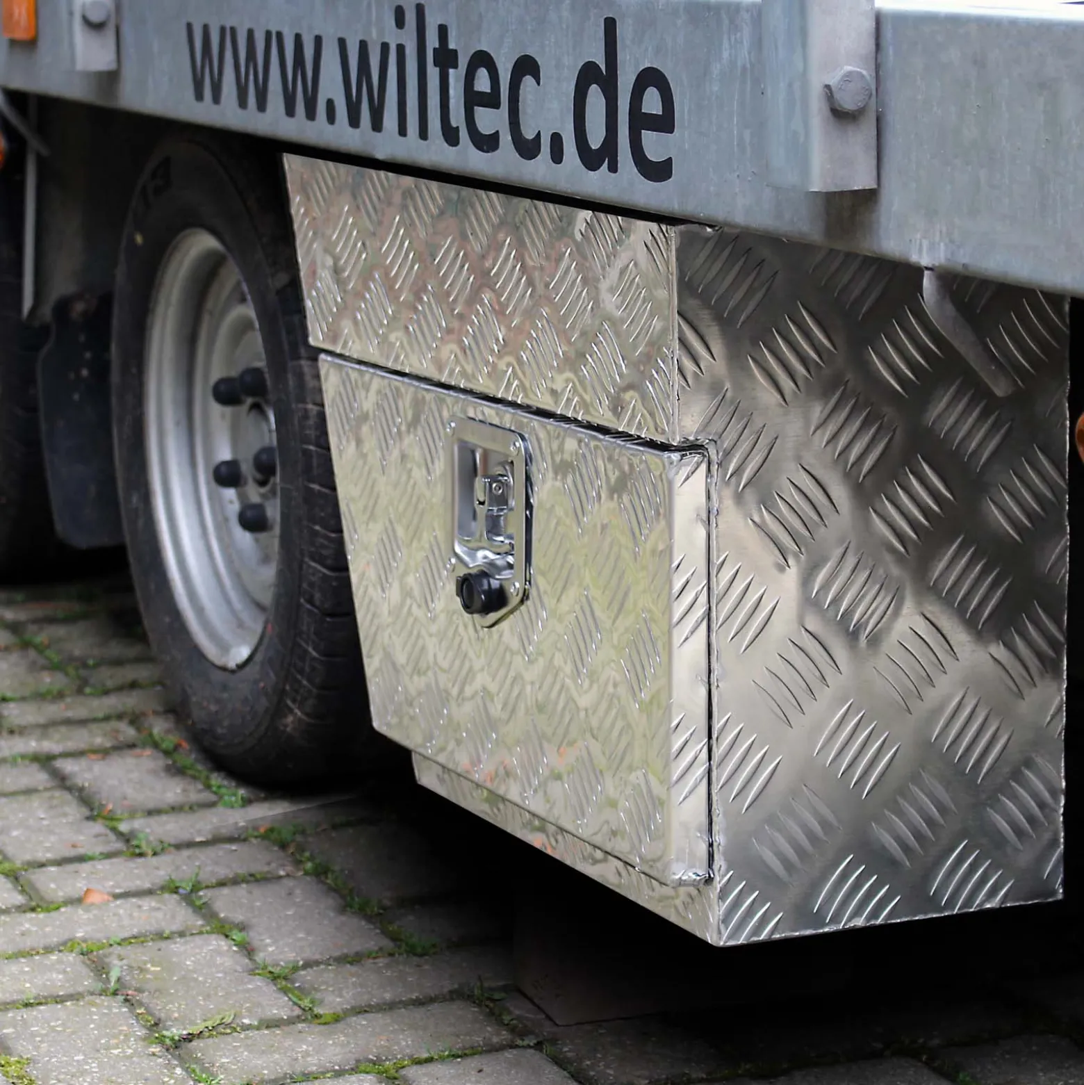 XPOtool Alu Unterbaubox links 75x25x40 cm / 6 kg bis 60 L / 40 kg vollgeschweißt robust für Pkw, Anhänger, Lkw Nutzfahrzeuge, robuste Staubox und Werkzeugkiste - Unterflurbox Deichselbox Staukasten