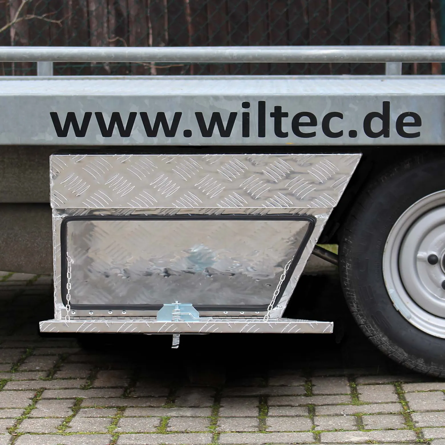 XPOtool Alu Unterbaubox rechts 75x25x40cm / 6 kg bis 60 L / 40 kg vollgeschweißt robust für Pkw, Anhänger, Lkw Nutzfahrzeuge, robuste Staubox und Werkzeugkiste - Unterflurbox Deichselbox Staukasten