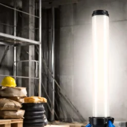 XPOtool LED Tower 150W 360° Ausleuchtung Baustrahler 15.000 Lumen Arbeitsstrahler mit Steckdose