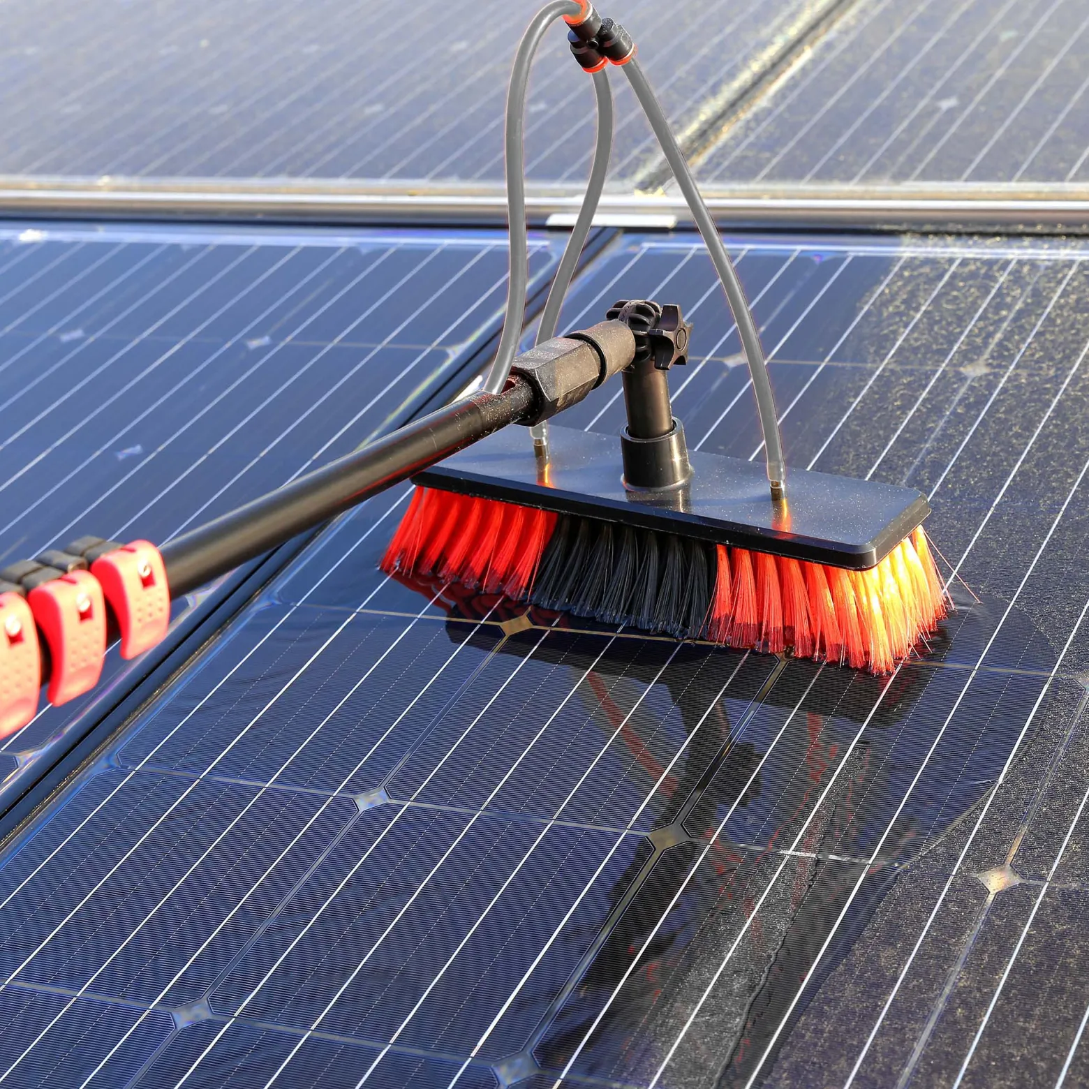 XPOtool Waschbürste Teleskopstiel und Wasserzufuhr Set, 9 m Stiel, 15 m Schlauch, Waschbesen u.a. für Fenster und Solarpaneele